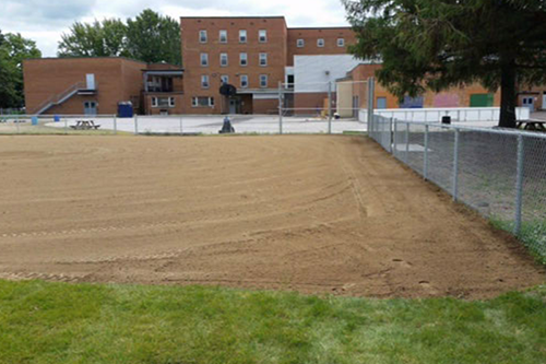 Terrain de baseball après le tamisage du sable